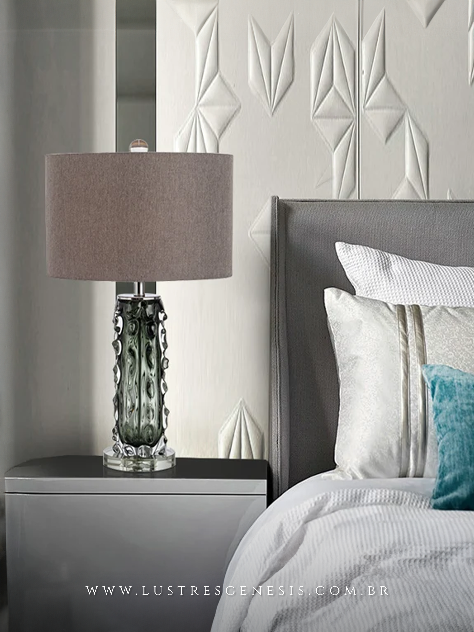 Abajur Tacio com base de vidro trabalhado e cúpula cinza, ideal para cabeceira de cama ou decoração de escritórios.